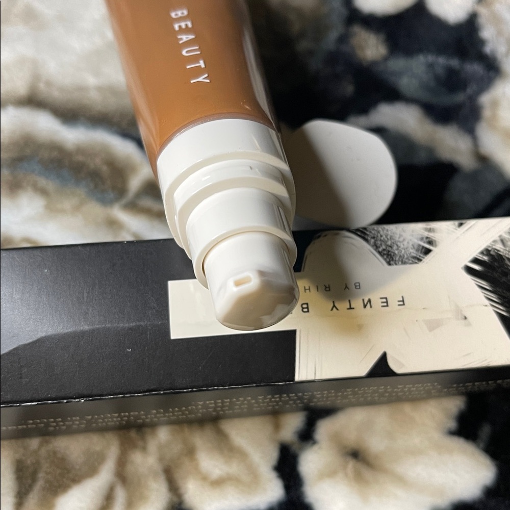 Fenty 445 Pro Filt'r Hydrating Longwear Foundation - Picture 4 of 4